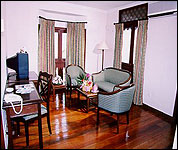 living_room_3.JPG (21842 bytes)